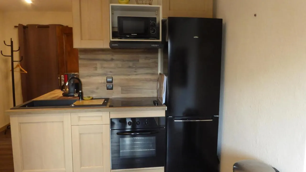 Appartement Les Pucines T1bis luxe rez de jardin climatisation plein sud à Six-Fours-les-Plages France