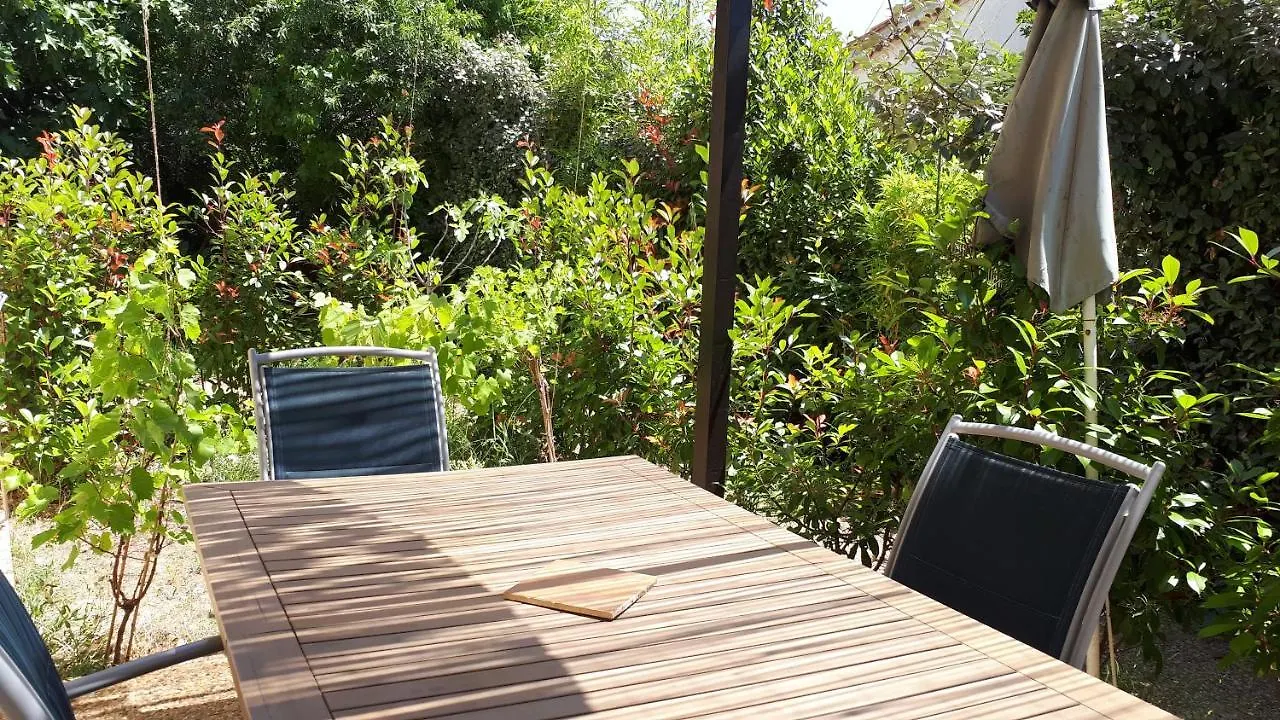 Appartement Les Pucines T1bis luxe rez de jardin climatisation plein sud à Six-Fours-les-Plages France